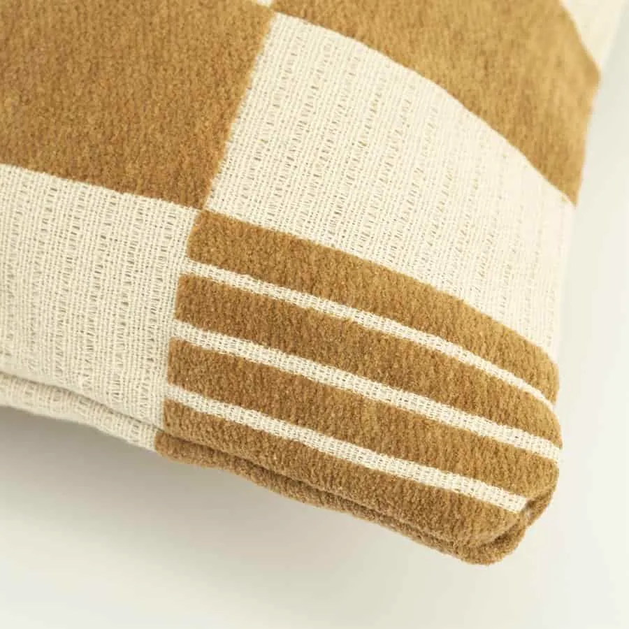Detailaufnahme des Kissen Twist 45x45 cm - Senf, mit der gewebten Textur und Streifen - By-Boo