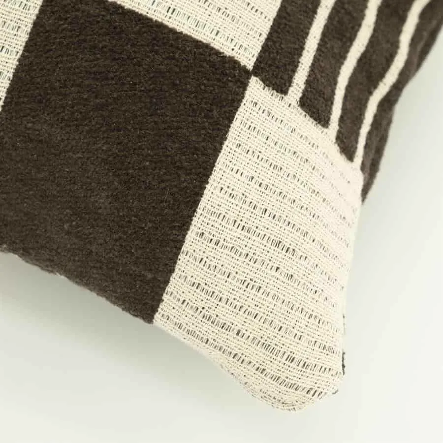 Nahaufnahme des Kissens Twist 35x55 cm - braun mit seinem gewebten Muster und der Textur - By-Boo