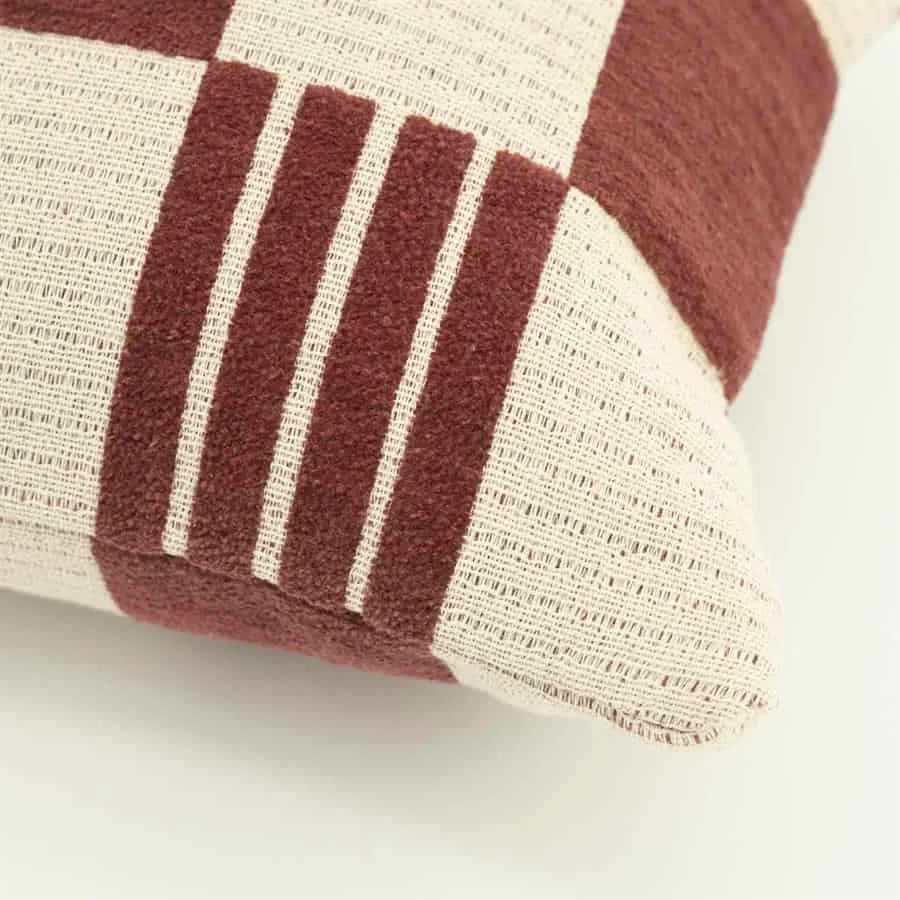 Detail des Kissen Twist 35x55 cm - Burgundy, mit Fokus auf Textur und Muster - By-Boo