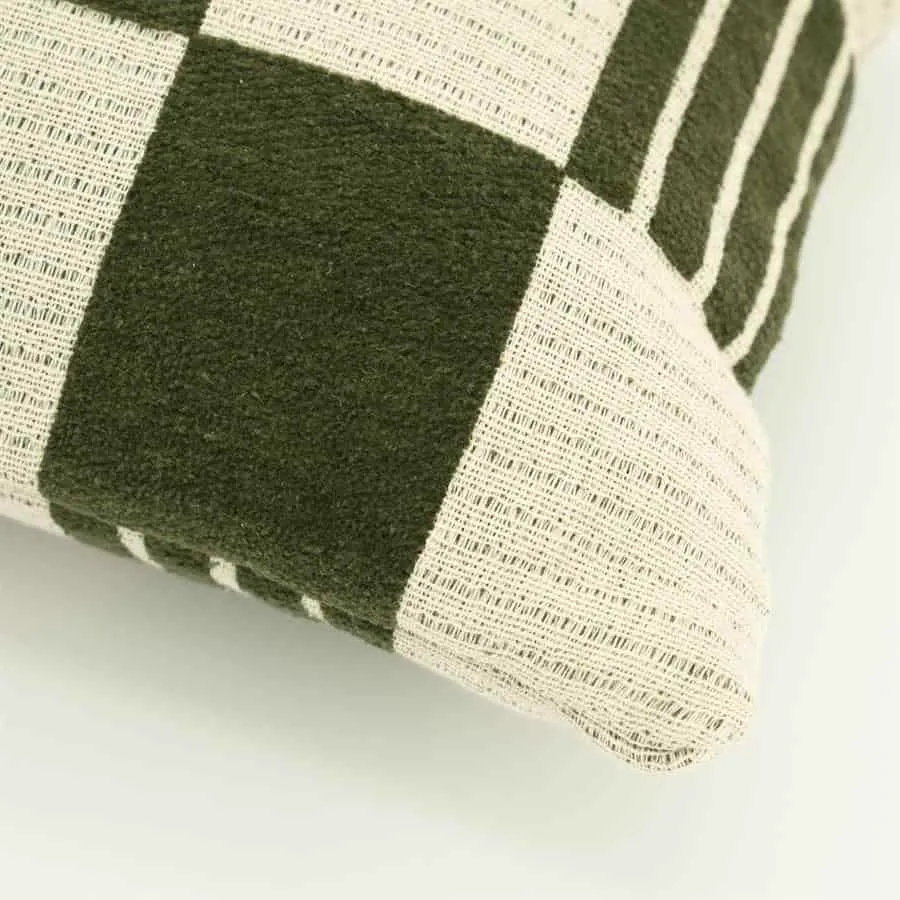Nahaufnahme des Kissens Twist 35x55 cm - grün mit seinem gewebten grün-weißen Karomuster - By-Boo