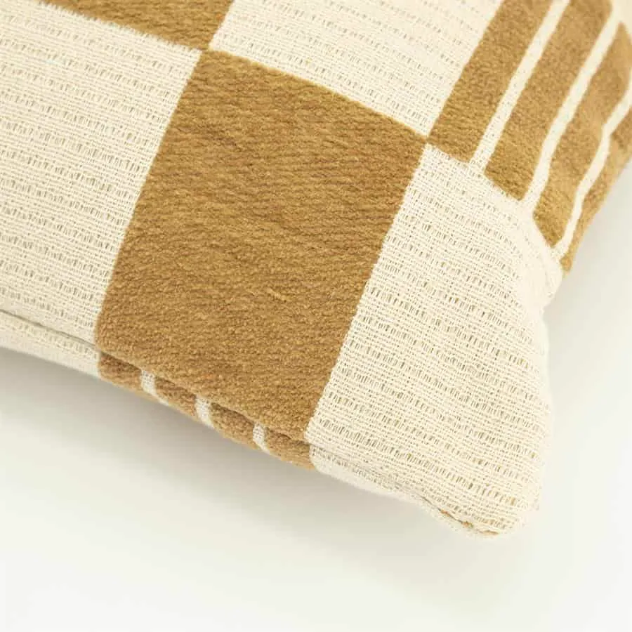 Detail des Kissen Twist 35x55 cm - Senf mit einem Muster aus beigen und senffarbenen Blöcken - By-Boo