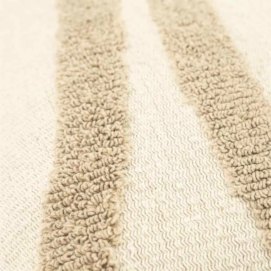 Nahaufnahme des Kissens Majani Taupe, mit der gewebten Textur und den erhöhten Streifen - By-Boo