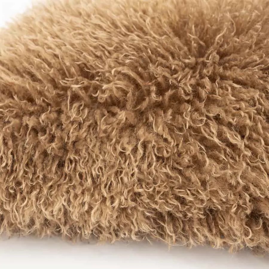 Nahaufnahme des Kissens Doodly in Taupe, mit der charakteristischen flauschigen, gelockten Textur - By-Boo