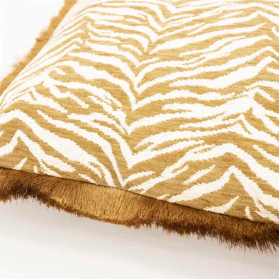 Detailaufnahme von Kissen Tigra 40x60 cm - senf, mit gelbem Zebramuster und braunen Fransen - By-Boo
