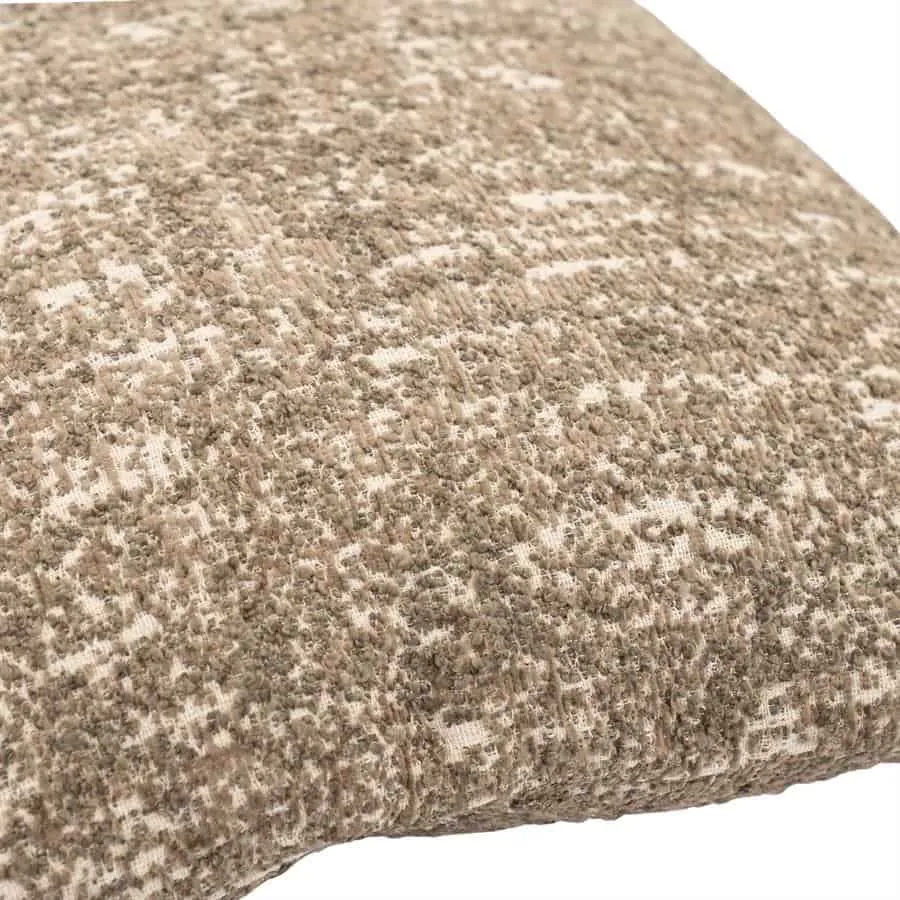 Detailaufnahme des Kissens Bayo 45x45 cm - Taupe, mit der Stoffstruktur deutlich sichtbar - By-Boo