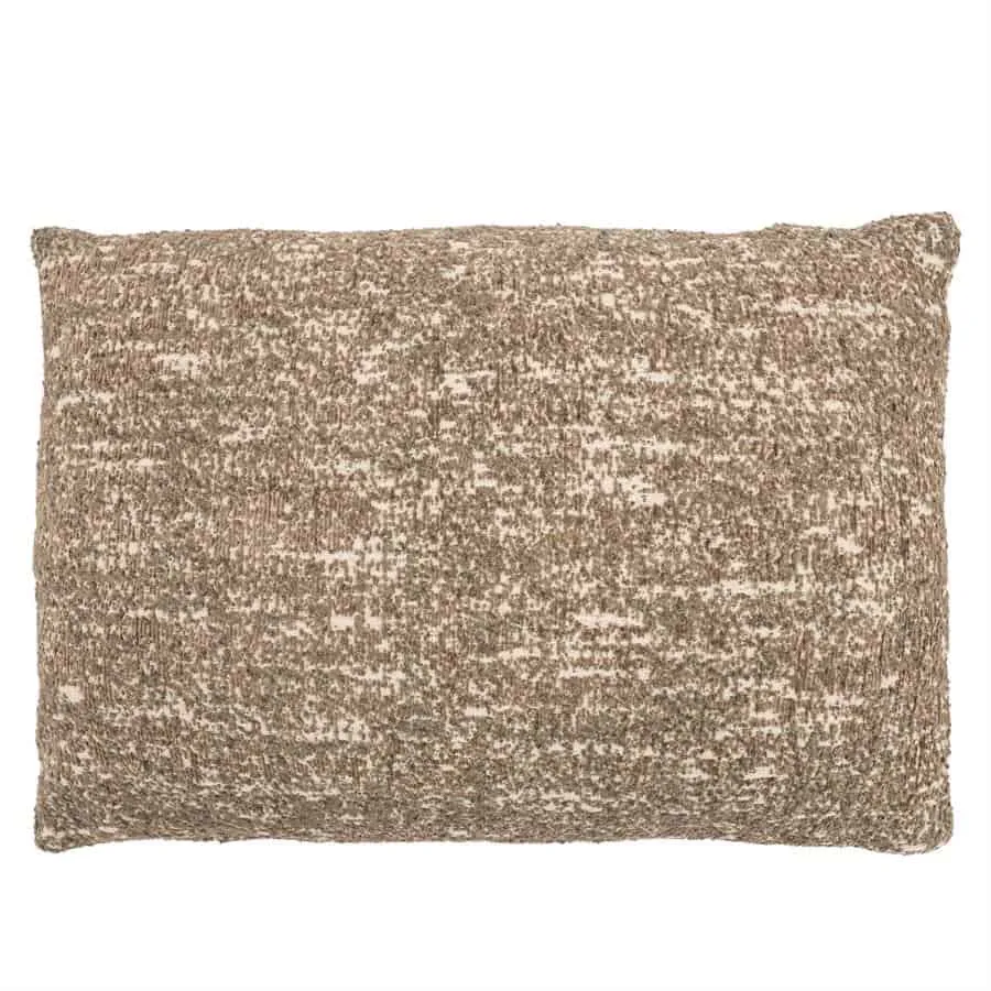 Kissen Bayo 40x60 cm - taupe mit grober Textur, aufgenommen vor weißem Hintergrund - By-Boo
