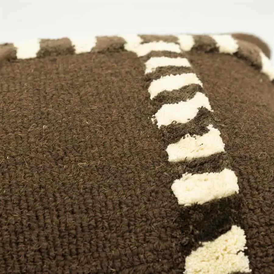 Detail des Kissen StripeScape Braun mit den getufteten Streifen und der Webstruktur des Stoffes - By-Boo