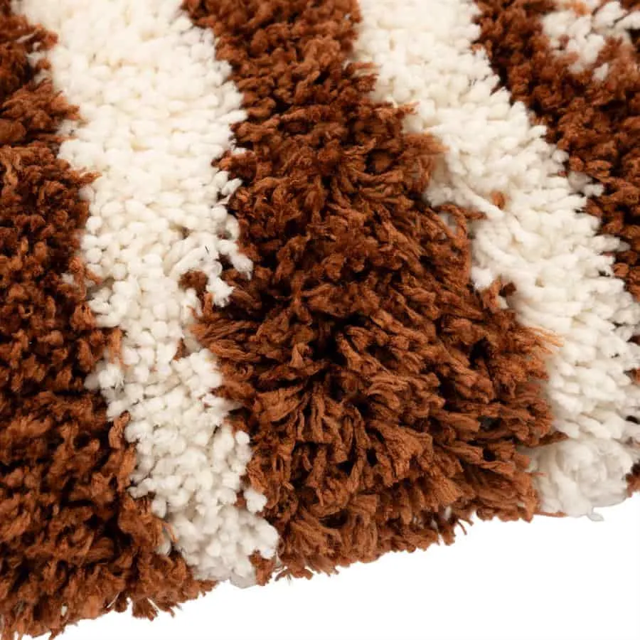 Nahaufnahme von Kissen Marty - Caramel, mit der flauschigen Textur und den abwechselnden weißen und karamellfarbenen Streifen - By-Boo