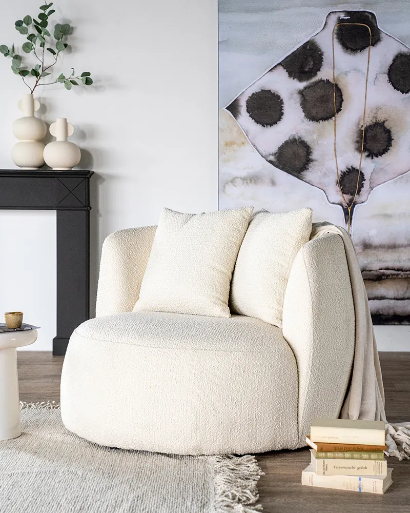 Sessel Louis mit Kissen in beige Spark, in einem hellen Wohnzimmer mit Kamin und Kunstwerk - Eleonora