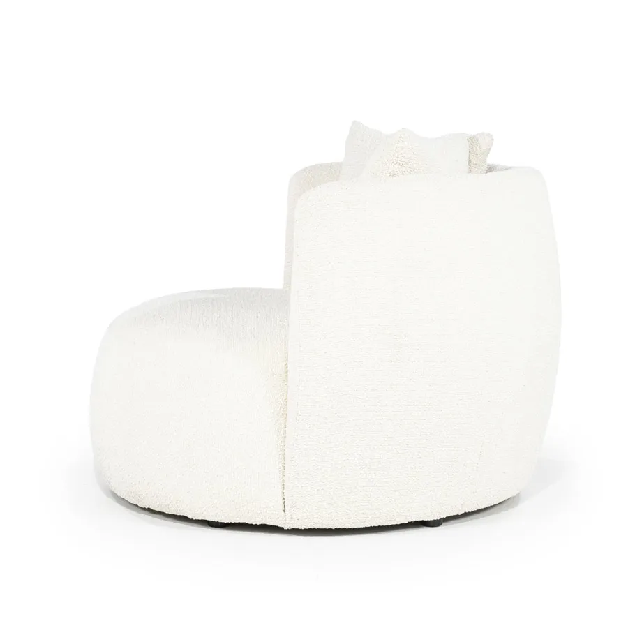 Sessel Louis mit Kissen in beige Spark, von hinten und leicht von der Seite auf weißem Hintergrund fotografiert - Eleonora