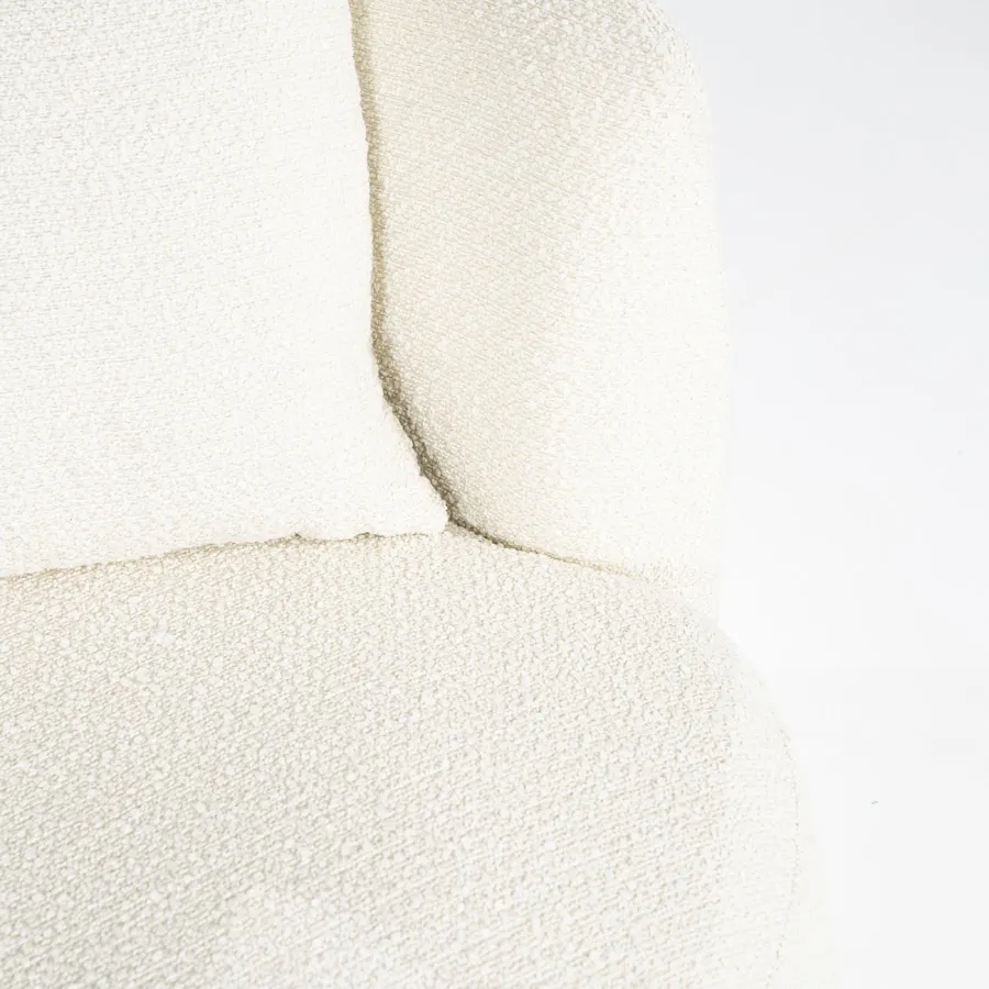Nahaufnahme des beigen Spark-Stoffs des Sessels Louis mit Kissen, mit Nähten und Textur - Eleonora