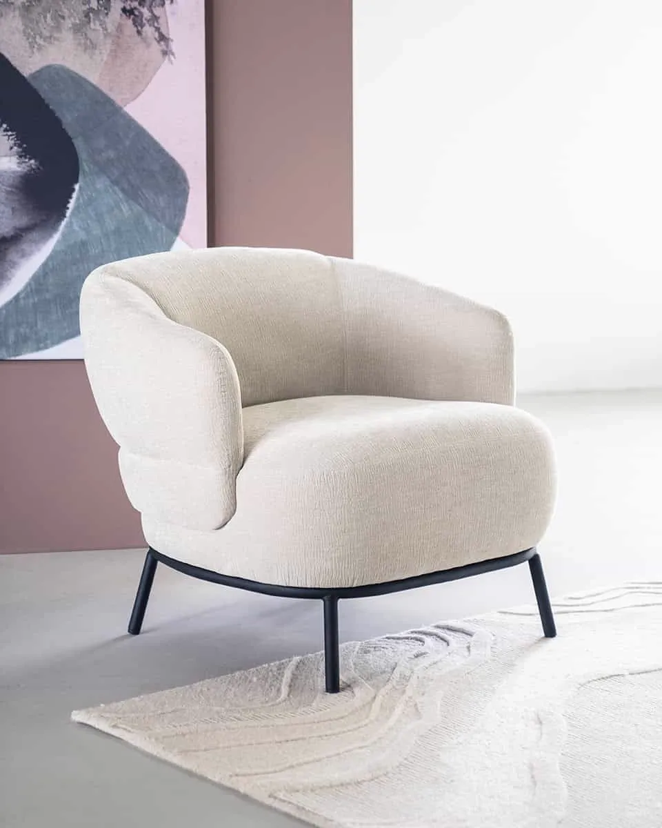 Sessel David Beige Safari in einem Studio mit einem abstrakten Gemälde und einem cremefarbenen Teppich - Eleonora
