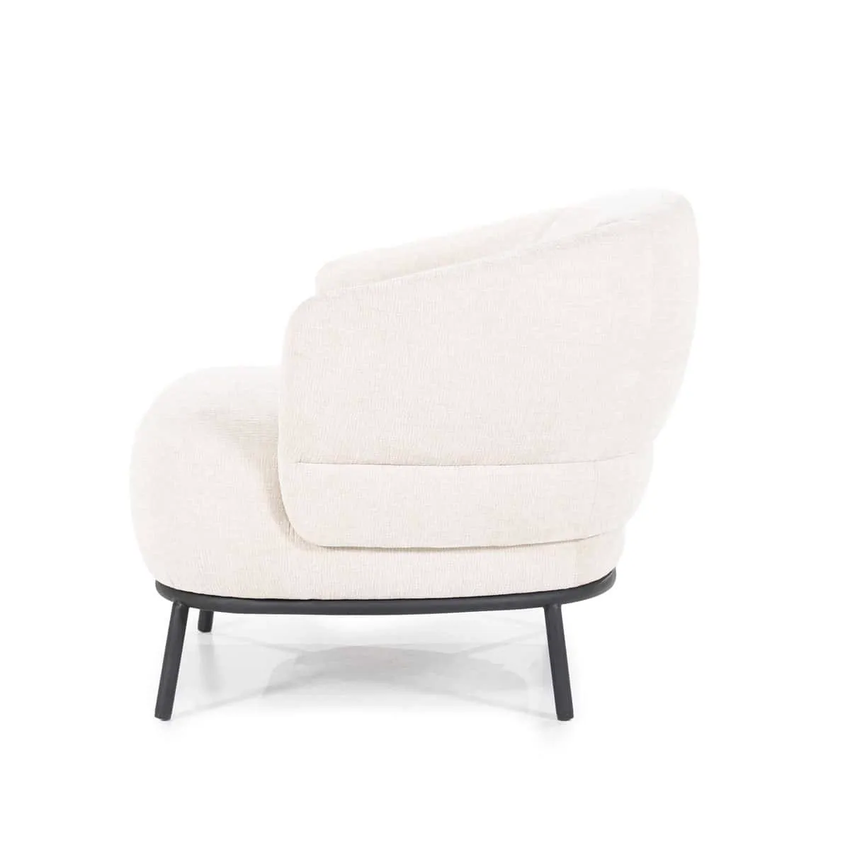 Sessel David Beige Safari von Eleonora, schräg von hinten auf weißem Hintergrund fotografiert
