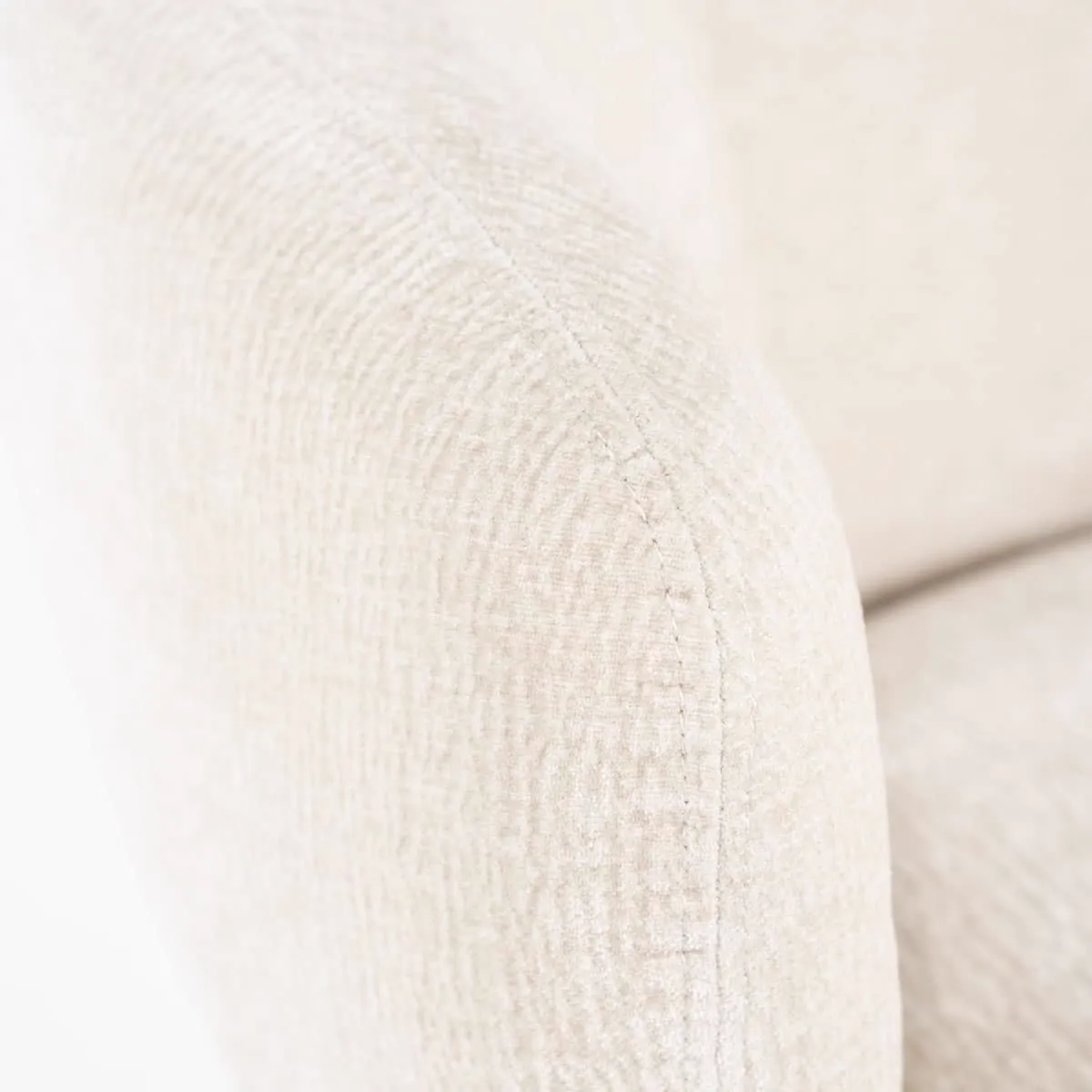 Detailaufnahme des beigen Stoffs und der Naht des Sessels David Beige Safari - Eleonora