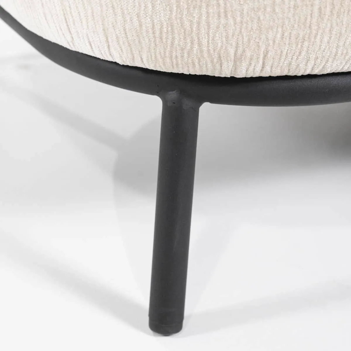 Detailaufnahme des schwarzen Metallbeins und der beigen Sitzfläche des Sessels David Beige Safari auf weißem Hintergrund - Eleonora