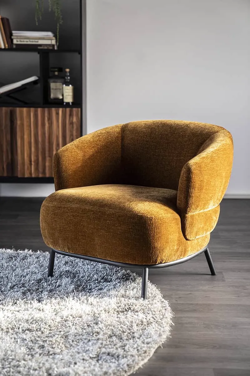 Sessel David Mosterd Safari in einem modernen Wohnzimmer mit dunklem Boden und grauem Teppich - Eleonora