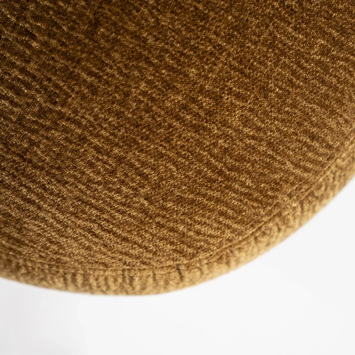 Detail des Sessels David Mosterd Safari, Nahaufnahme des senfgelben Stoffes mit Textur und einer Naht - Eleonora