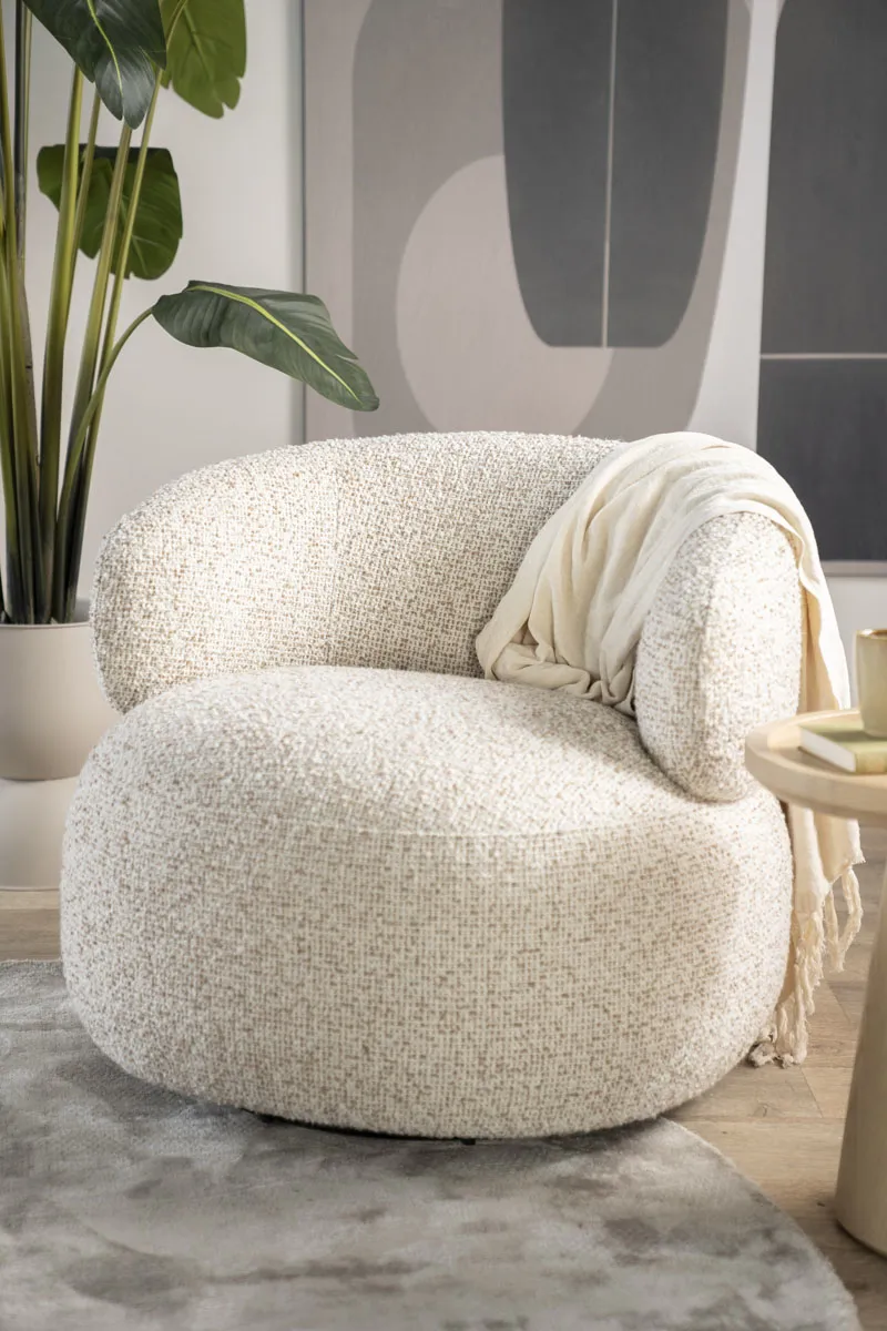 Sessel Maeve - beige Maywood in einem modernen Wohnzimmer mit Pflanze und abstrakter Kunst an der Wand - Eleonora