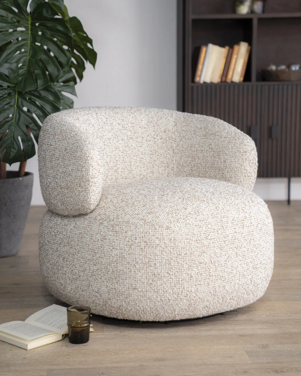 Sessel Maeve - beige Maywood in einem Wohnzimmer mit einer Pflanze und einem Bücherregal im Hintergrund - Eleonora