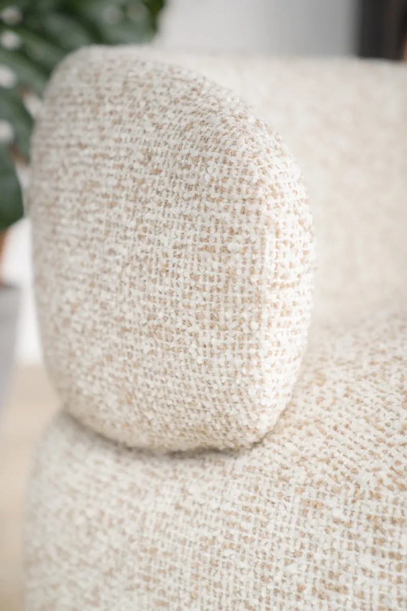 Nahaufnahme des Sessels Maeve - beige Maywood, mit Fokus auf die Stofftextur - Eleonora