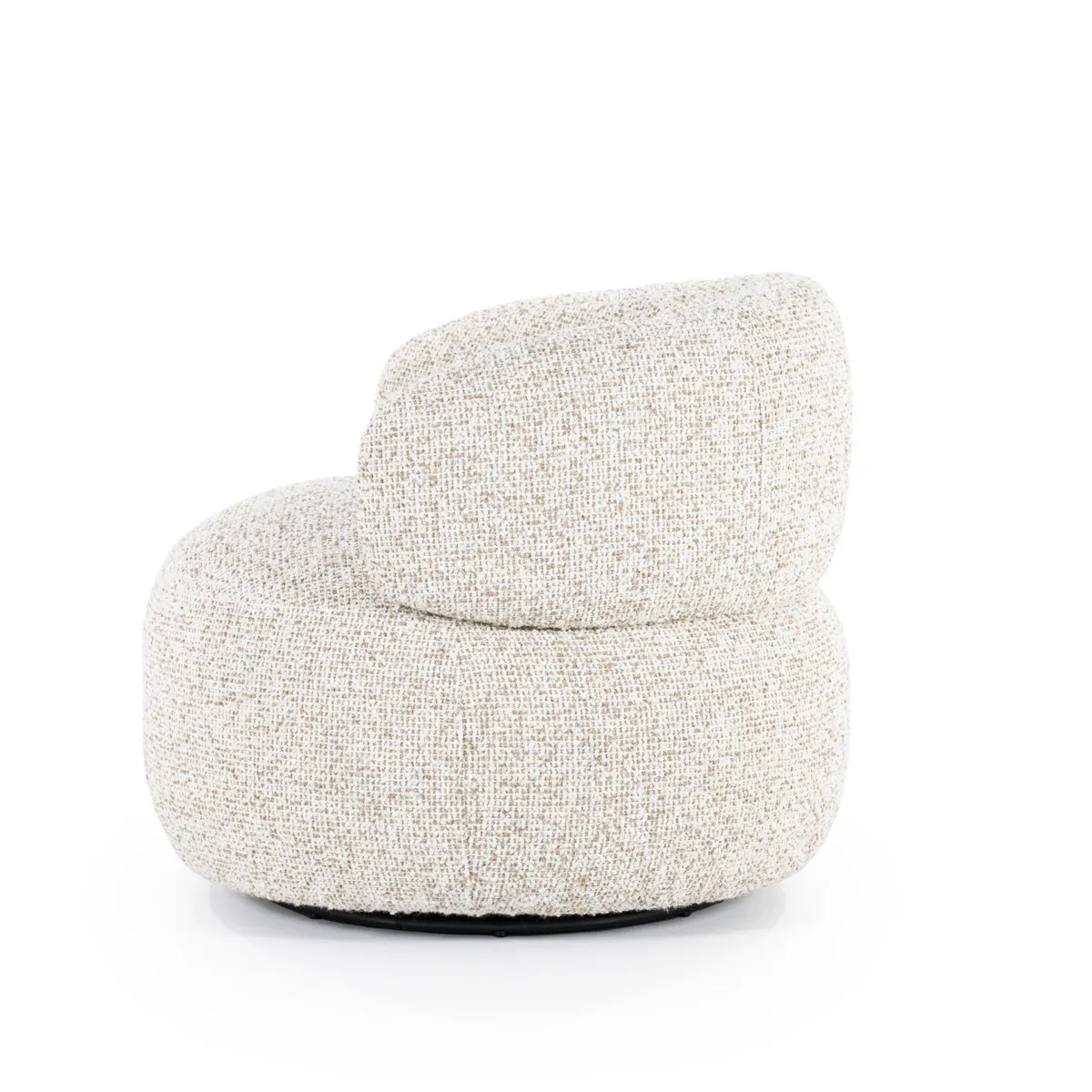 Sessel Maeve - beige Maywood auf weißem Hintergrund, schräg von vorne fotografiert - Eleonora