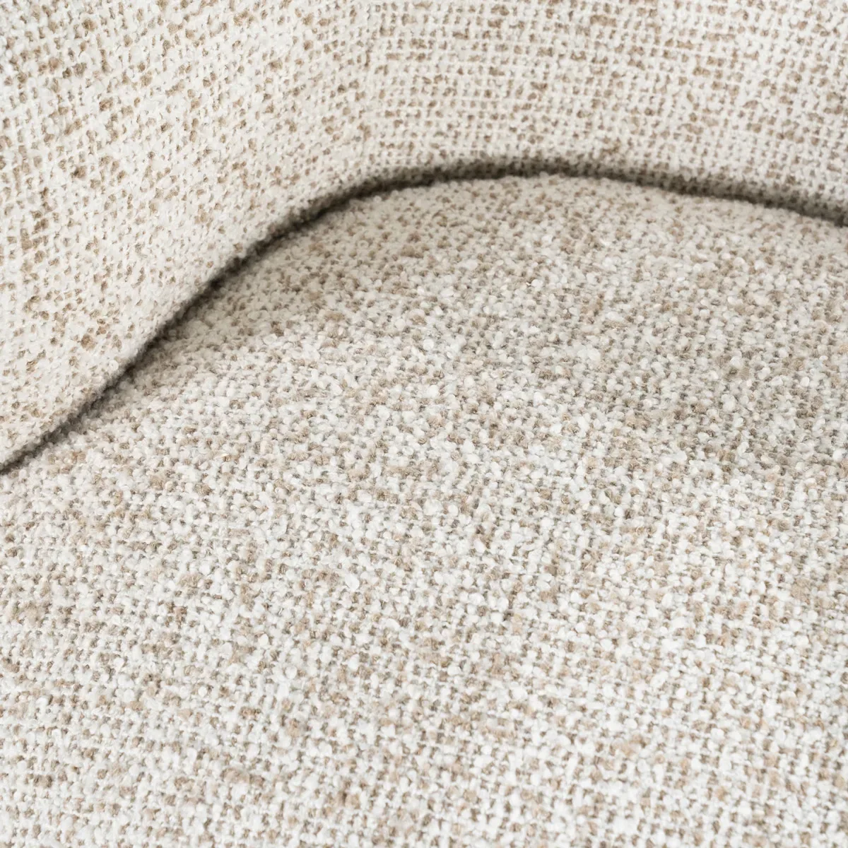 Detailaufnahme des beigefarbenen Maywood-Stoffes des Sessels Maeve, mit sichtbarer Textur - Eleonora