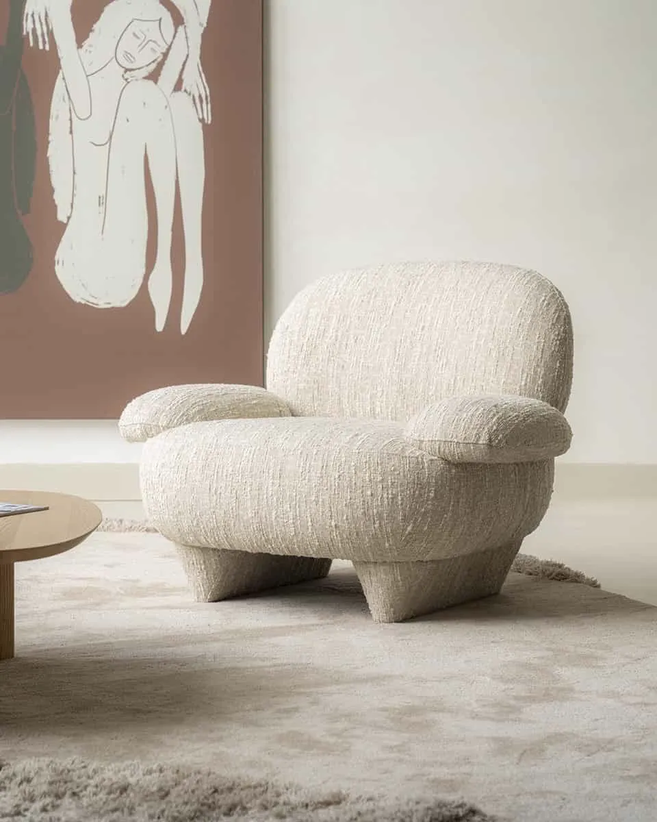 Sessel Jayden Beige Barkley in einem hellen Wohnzimmer mit Kunstwerk und einem runden Beistelltisch - Eleonora