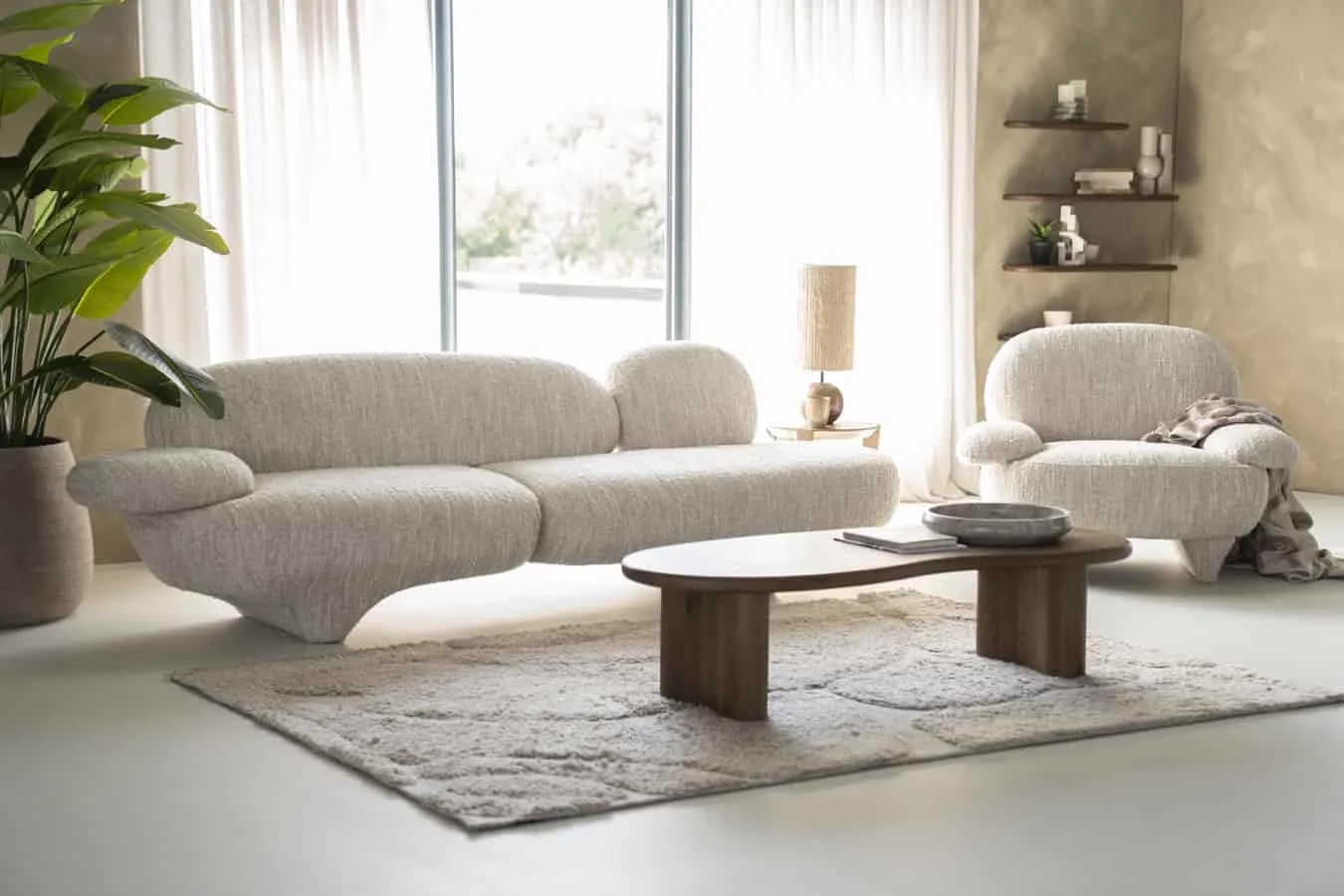 Sessel Jayden Beige Barkley in einem hellen Wohnzimmer mit Sofa, Couchtisch und Teppich - Eleonora