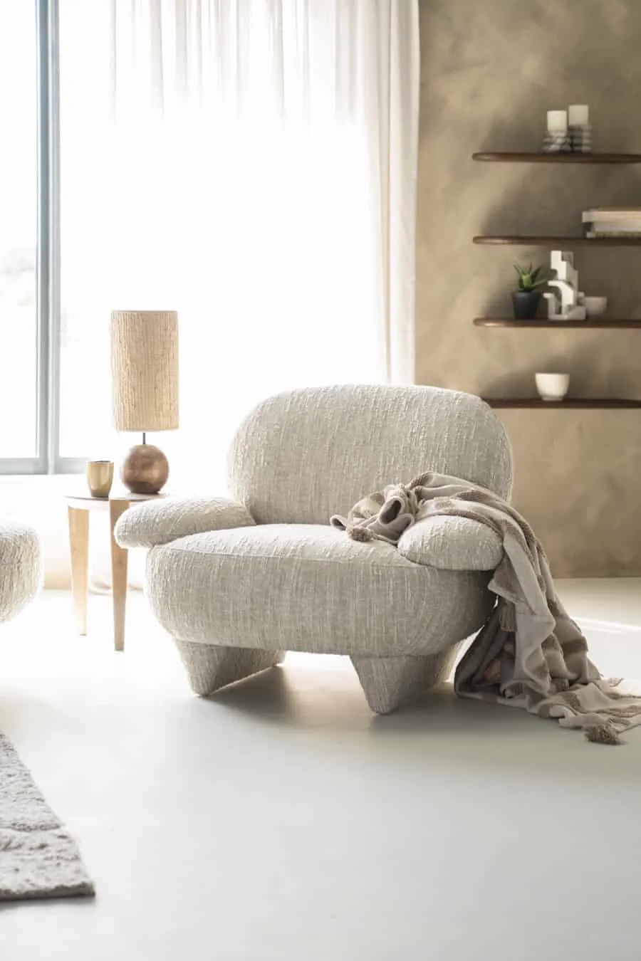 Sessel Jayden Beige Barkley in einem hellen Wohnzimmer mit einer Decke über der Armlehne - Eleonora