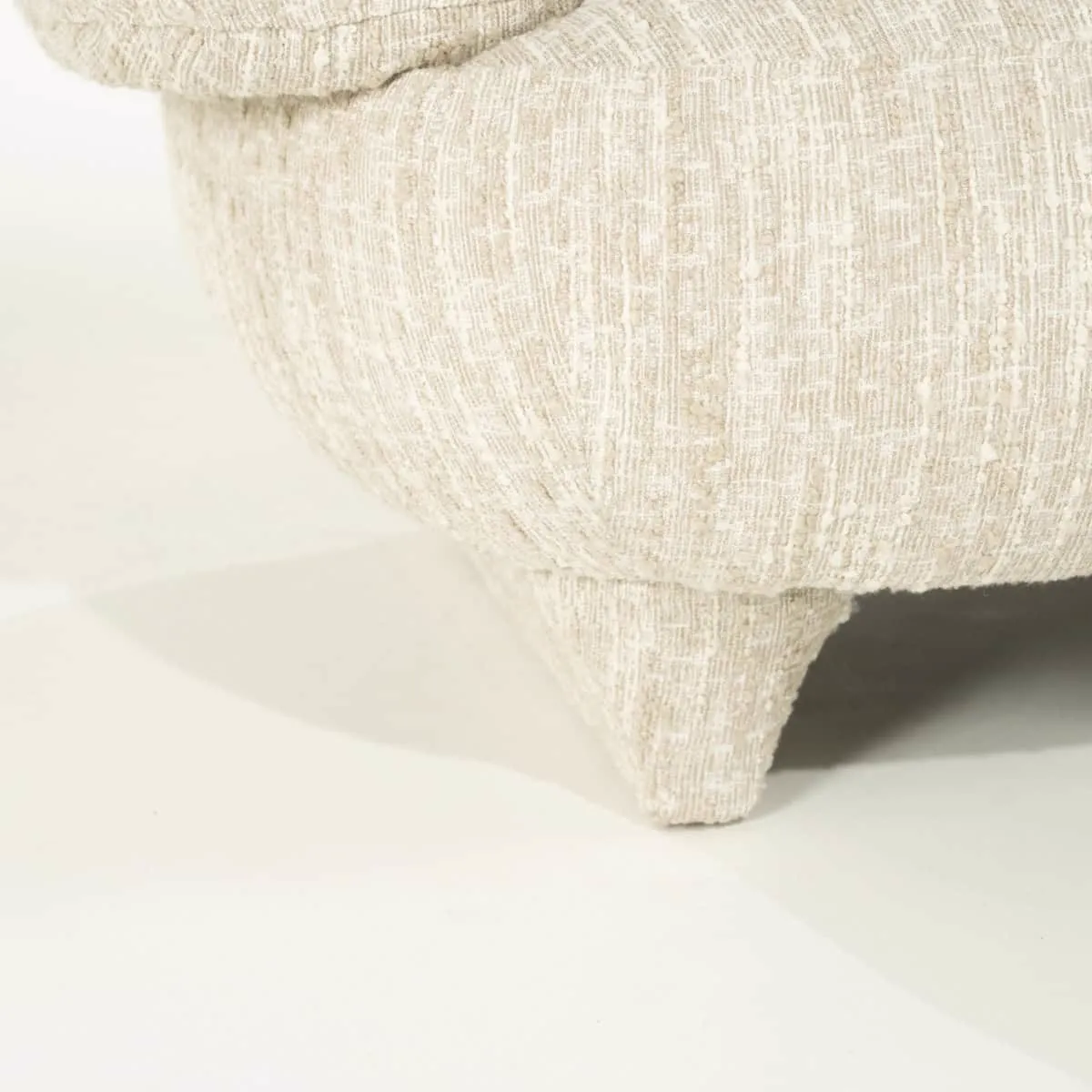 Detail des Sessels Jayden Beige Barkley, mit der Stofftextur und einem Bein - Eleonora