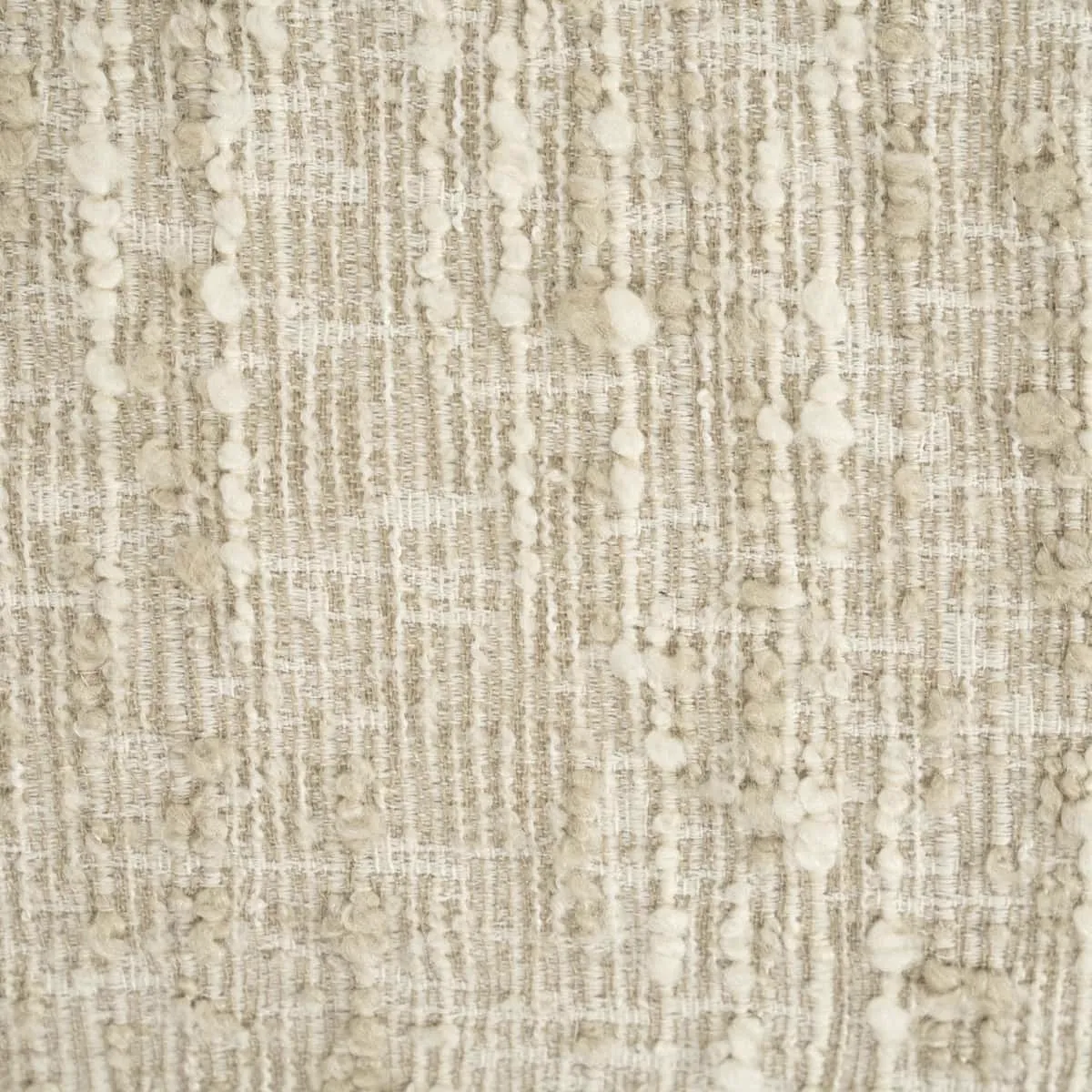 Detailaufnahme des Sessels Jayden Beige Barkley, mit der Textur des beigen Stoffes und vertikalen Bahnen - Eleonora
