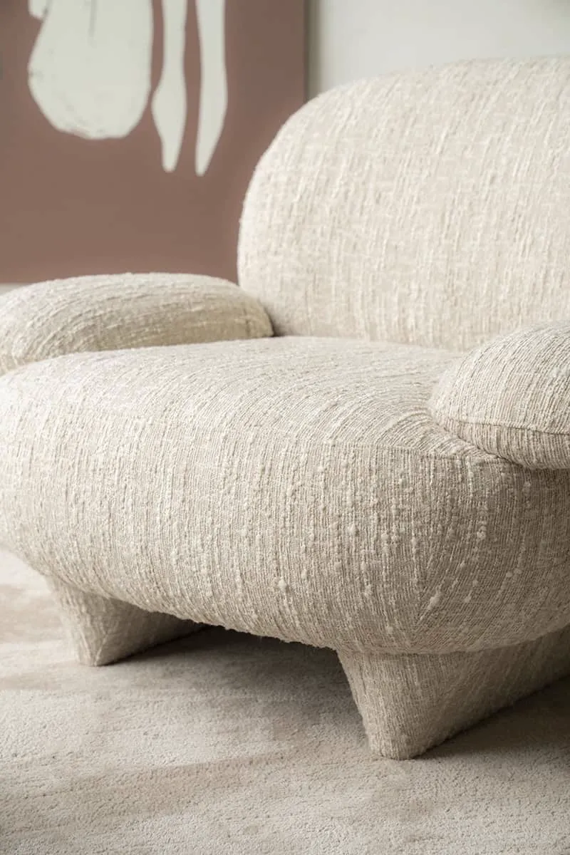 Nahaufnahme des Sessels Jayden Beige Barkley, mit Fokus auf die Stofftextur und die abgerundeten Formen - Eleonora