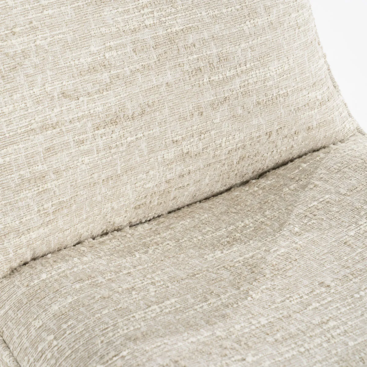 Nahaufnahme des beigen Barkley-Stoffs von Sessel Loys, mit sichtbarer Textur und einer Naht - Eleonora