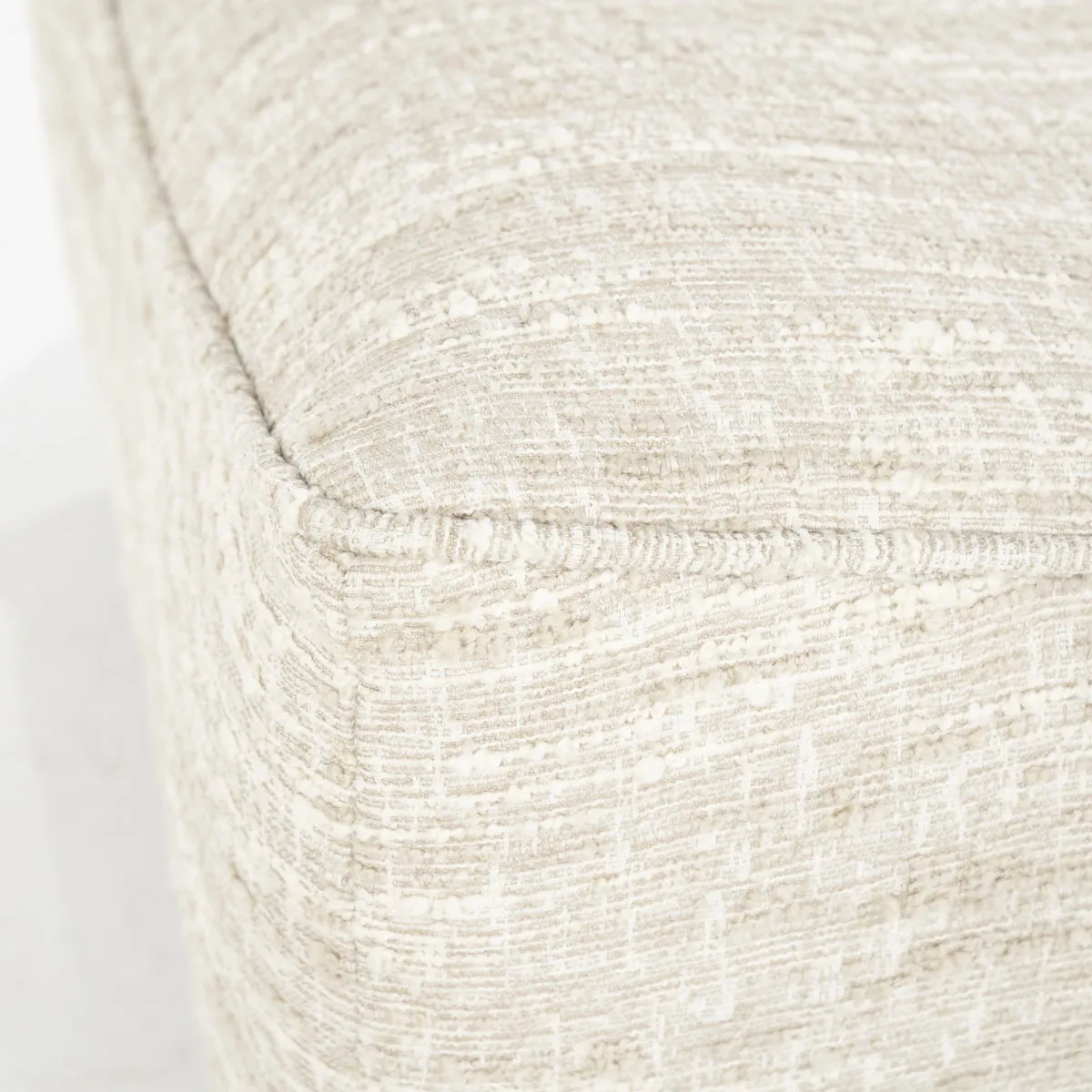 Detailaufnahme des Sessels Loys - beige Barkley, mit Fokus auf die Textur und Nähte des Stoffes - Eleonora