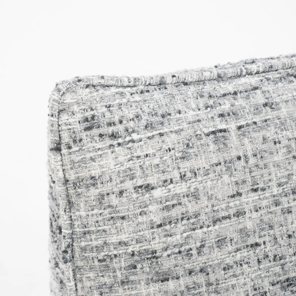 Nahaufnahme des Sessels Loys grau Barkley, mit Fokus auf die Textur des grauen Stoffes und eine Naht - Eleonora