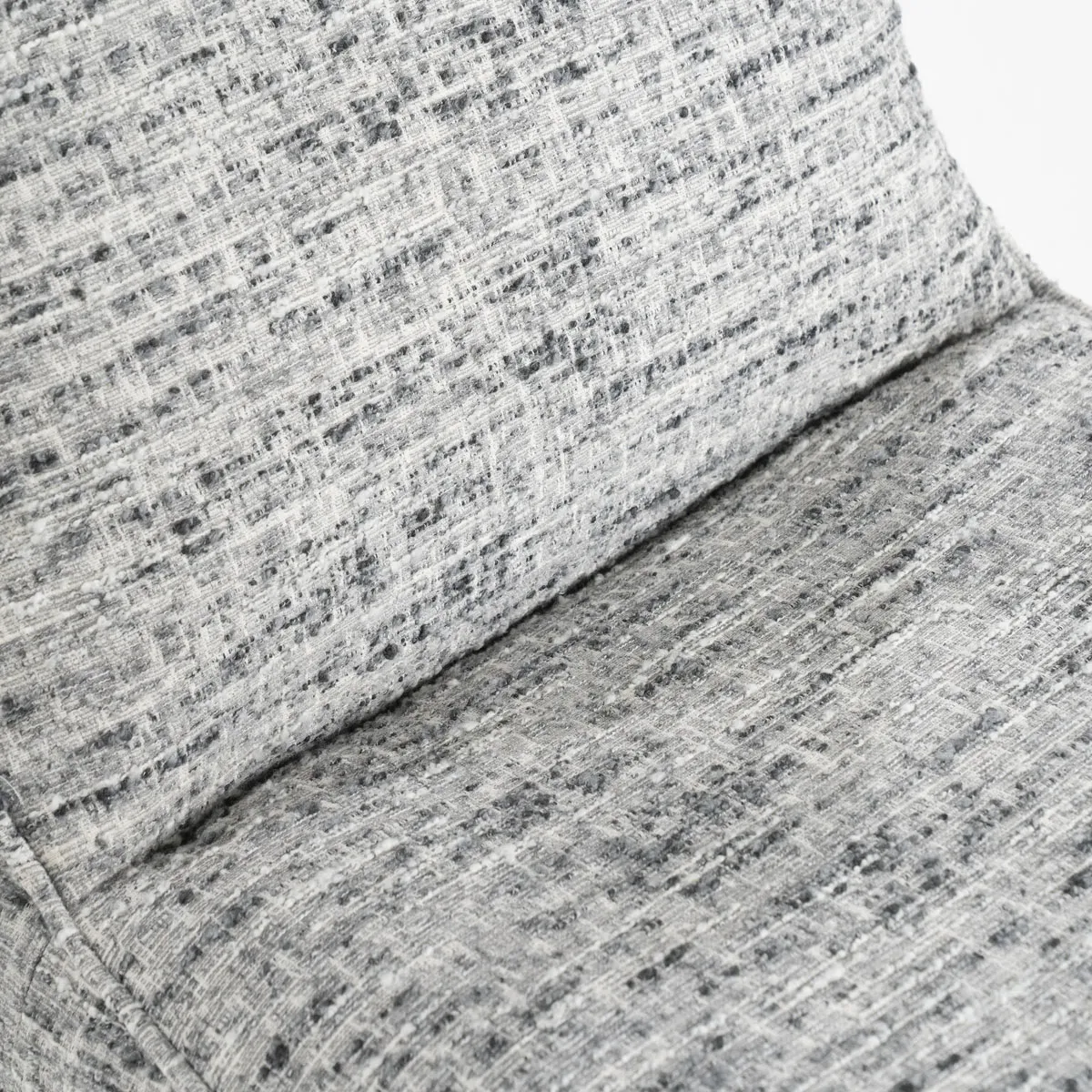 Nahaufnahme des Sessels Loys grau Barkley, mit Fokus auf die Textur des grauen Stoffes - Eleonora