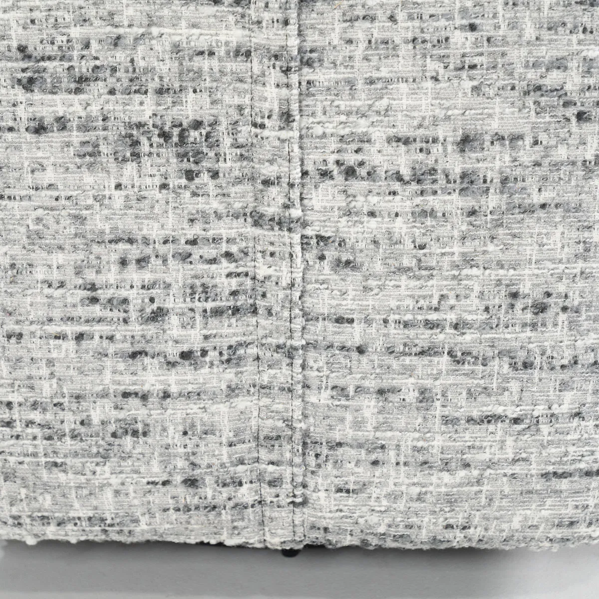 Detail von Sessel Loys grau Barkley, Nahaufnahme des grauen Stoffes mit einer vertikalen Naht - Eleonora