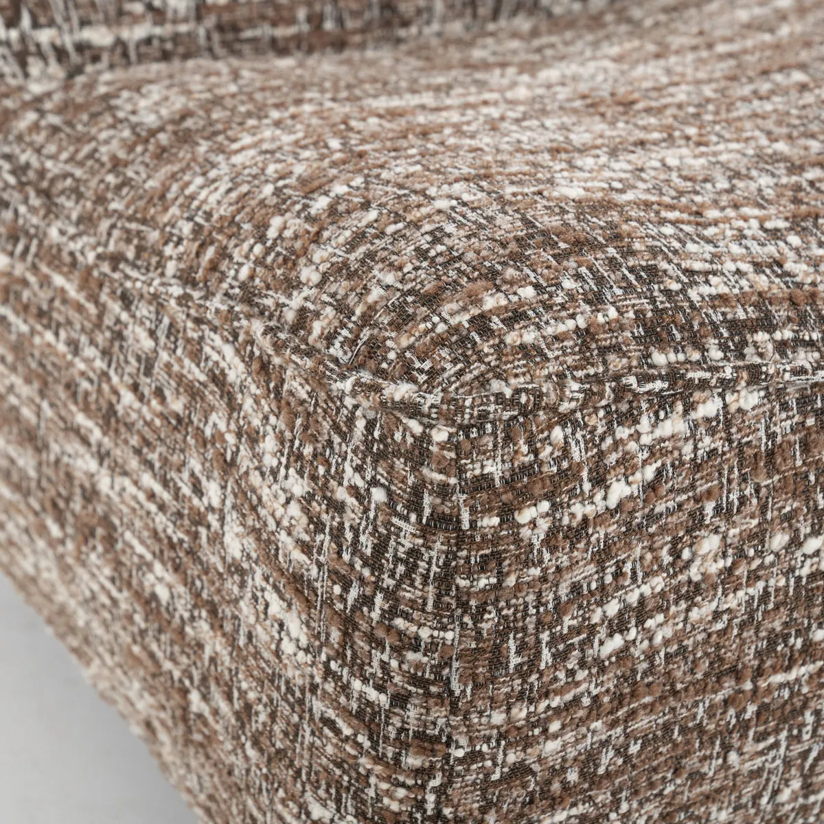 Nahaufnahme des Sessels Loys - braun Barkley, mit Fokus auf die Textur des braunen Stoffes - Eleonora
