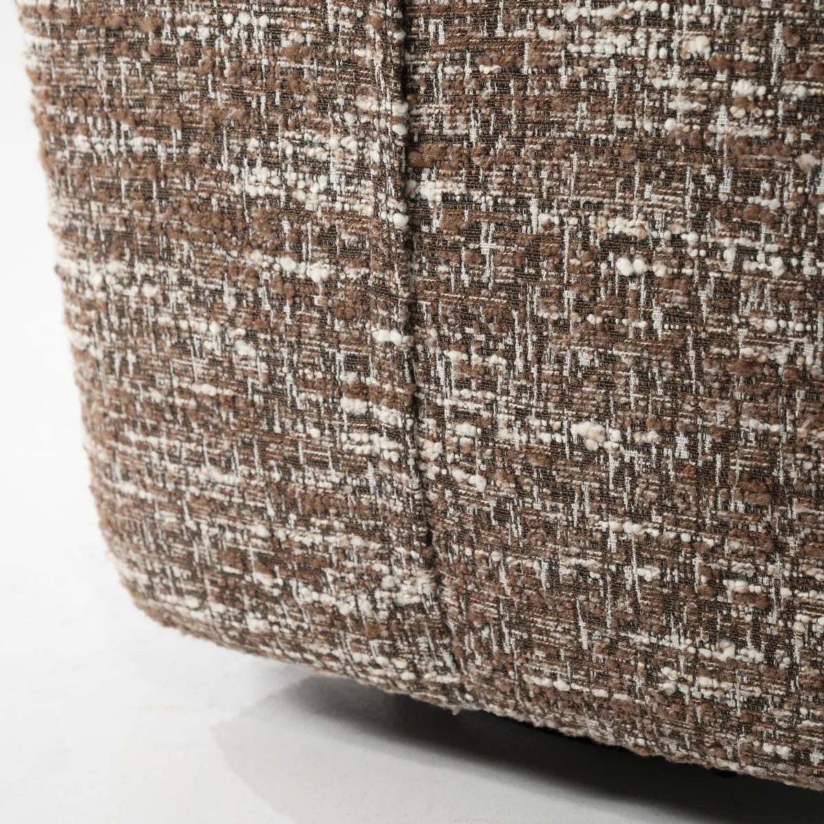 Nahaufnahme des braunen, gewebten Stoffes vom Sessel Loys mit sichtbarer Textur und einer Naht - Eleonora