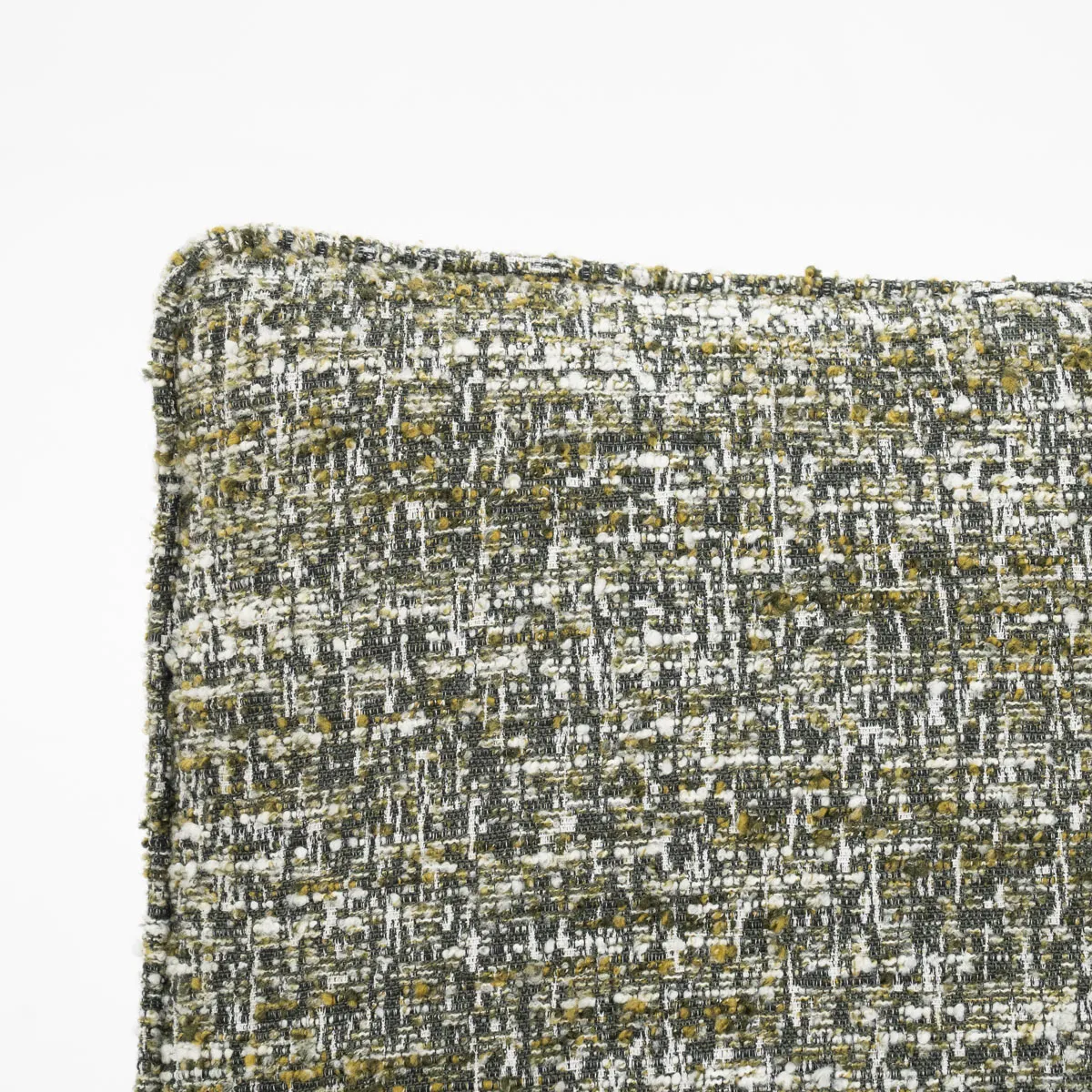Detailaufnahme des Sessels Loys Grün Barkley, mit Fokus auf die Textur des grünen und weißen Stoffes - Eleonora
