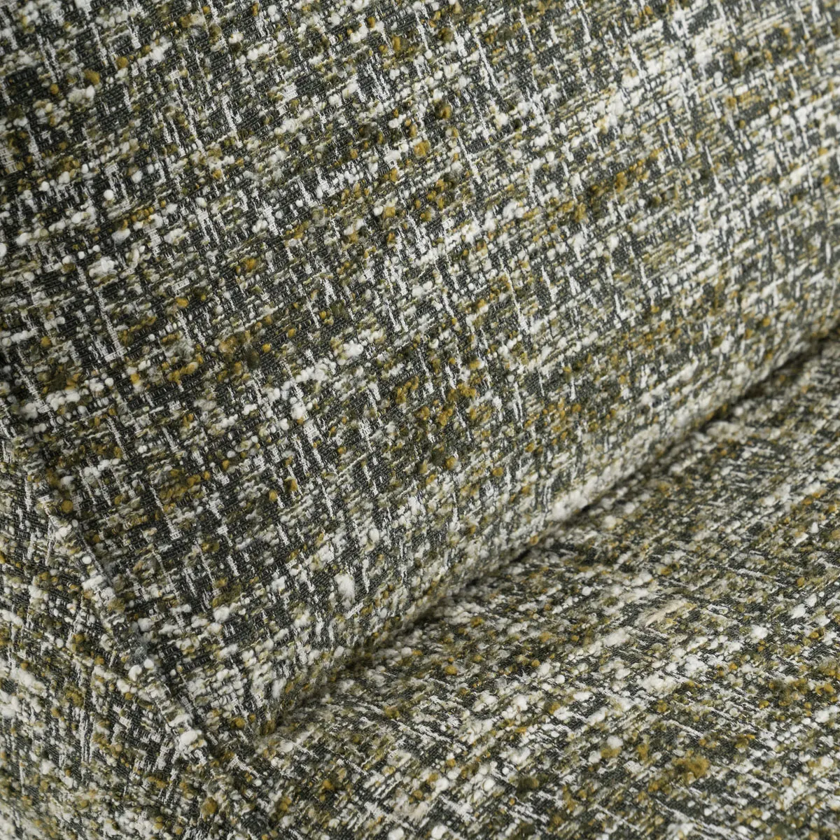 Nahaufnahme des Sessels Loys Grün Barkley, mit Fokus auf die Textur des grün-weißen Stoffes - Eleonora
