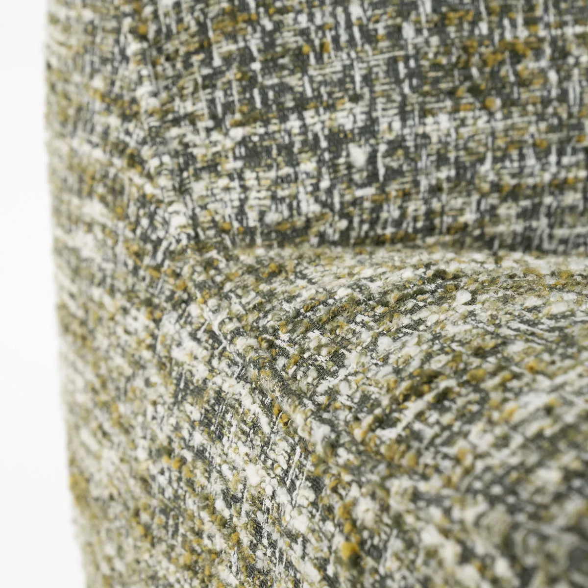 Nahaufnahme des Sessels Loys Grün Barkley, mit Fokus auf die Textur des grünen Stoffes - Eleonora
