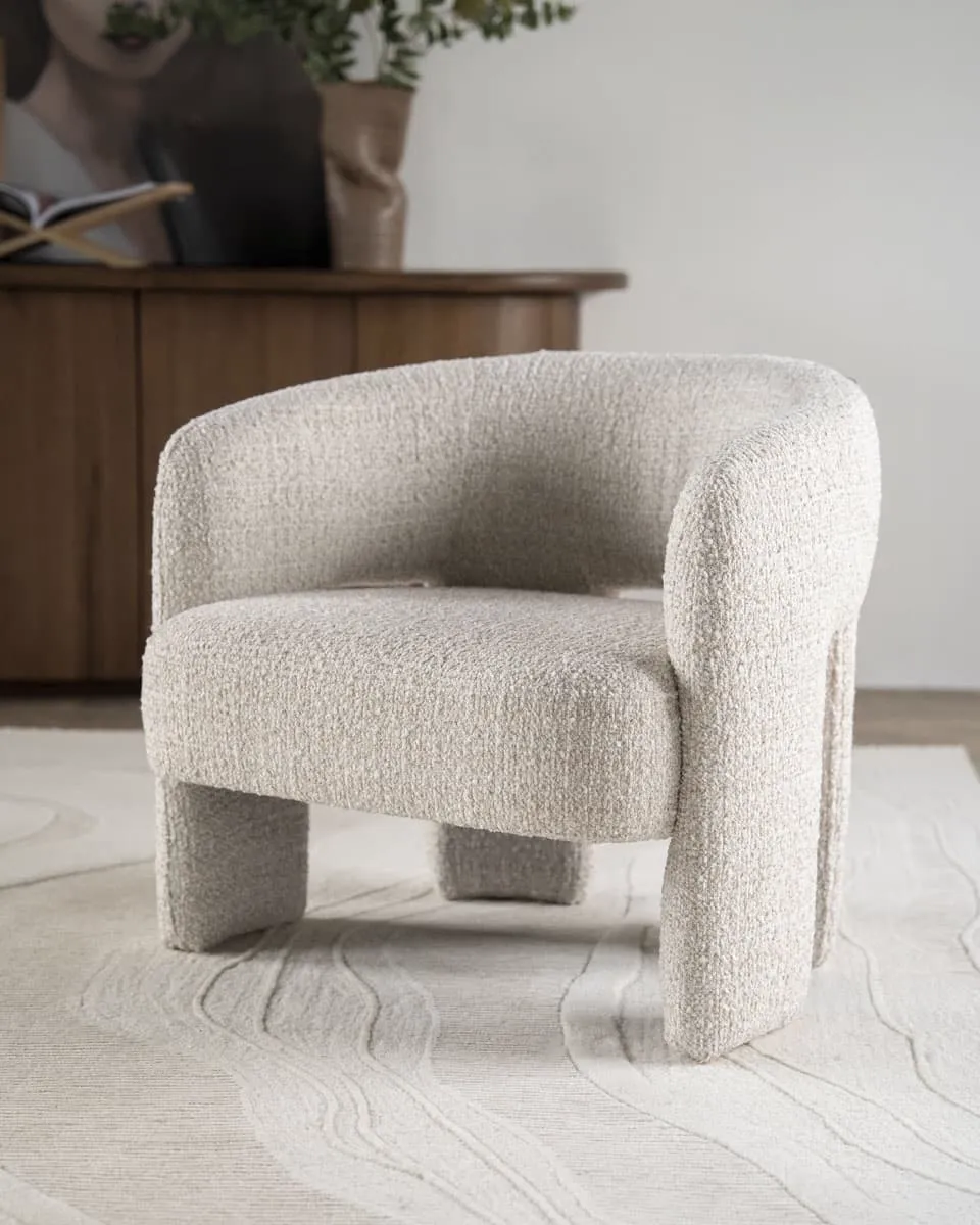 Sessel Hamilton - Beige Asti in einem stilvollen Wohnzimmer auf hellem Teppich, mit Holzschrank - Eleonora