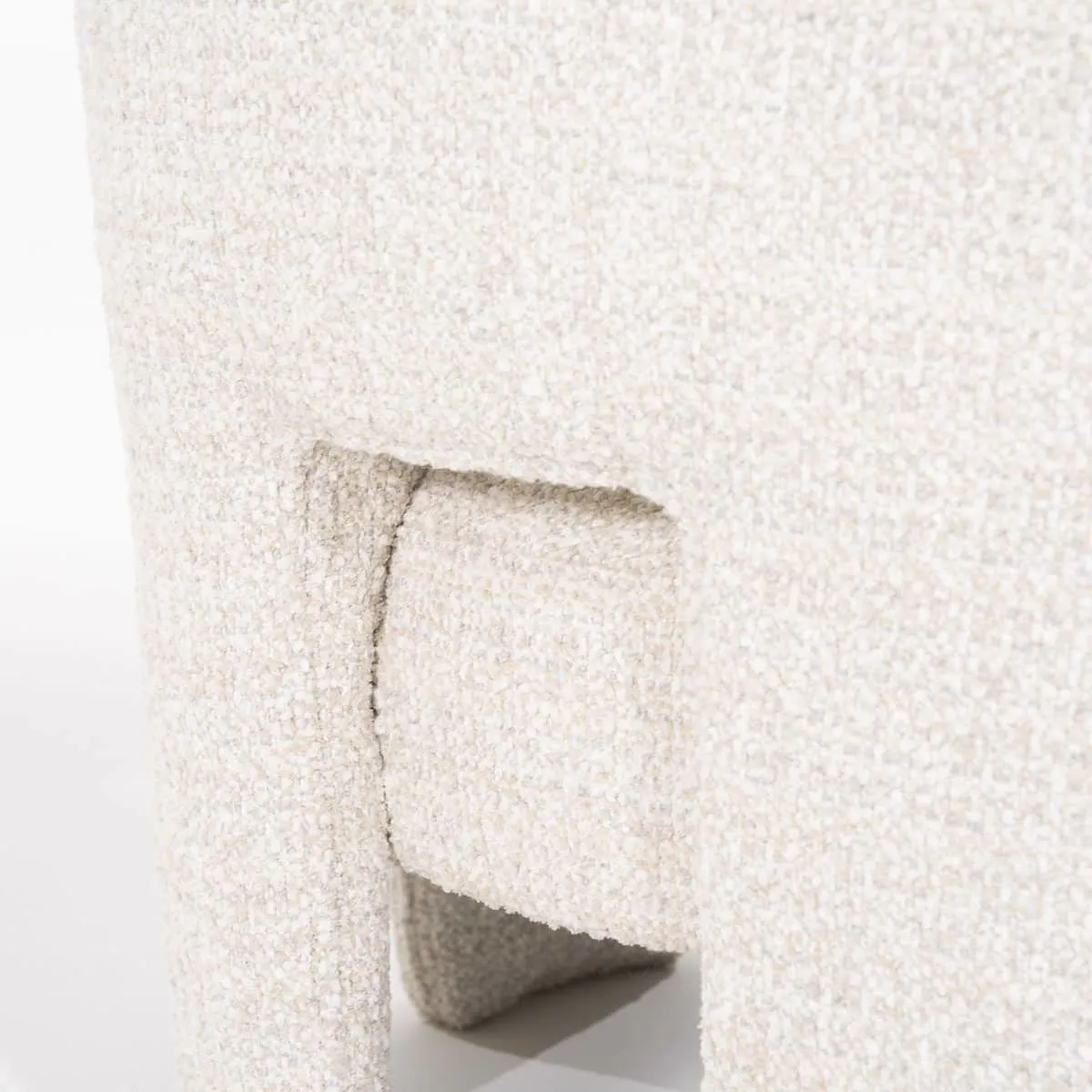 Nahaufnahme des Sessel Hamilton - Beige Asti, zeigt die beigefarbene Stofftextur und eine vertikale Naht - Eleonora