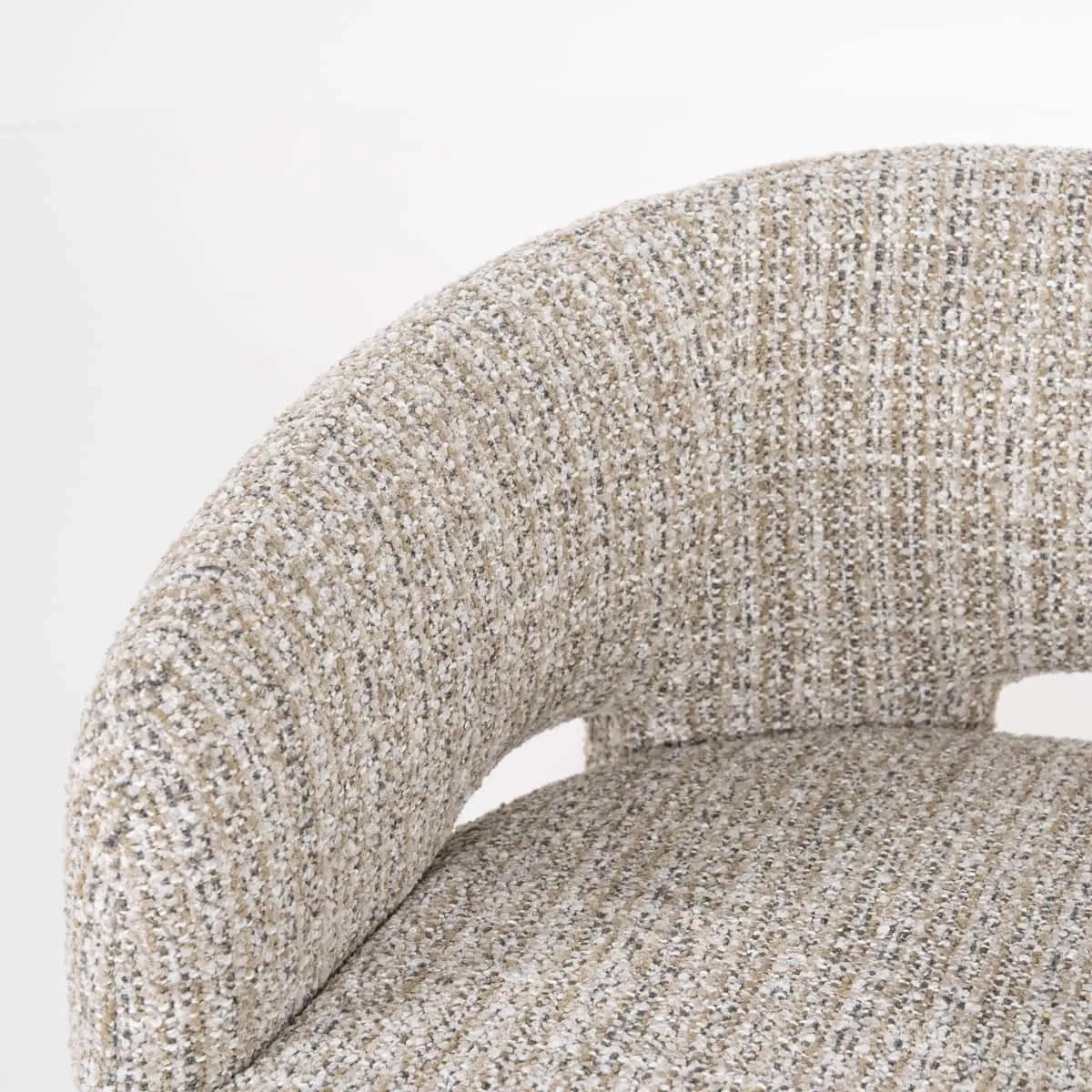 Detailaufnahme des Sessels Hamilton - Taupe Asti, mit Fokus auf die Textur des taupefarbenen Stoffbezugs - Eleonora