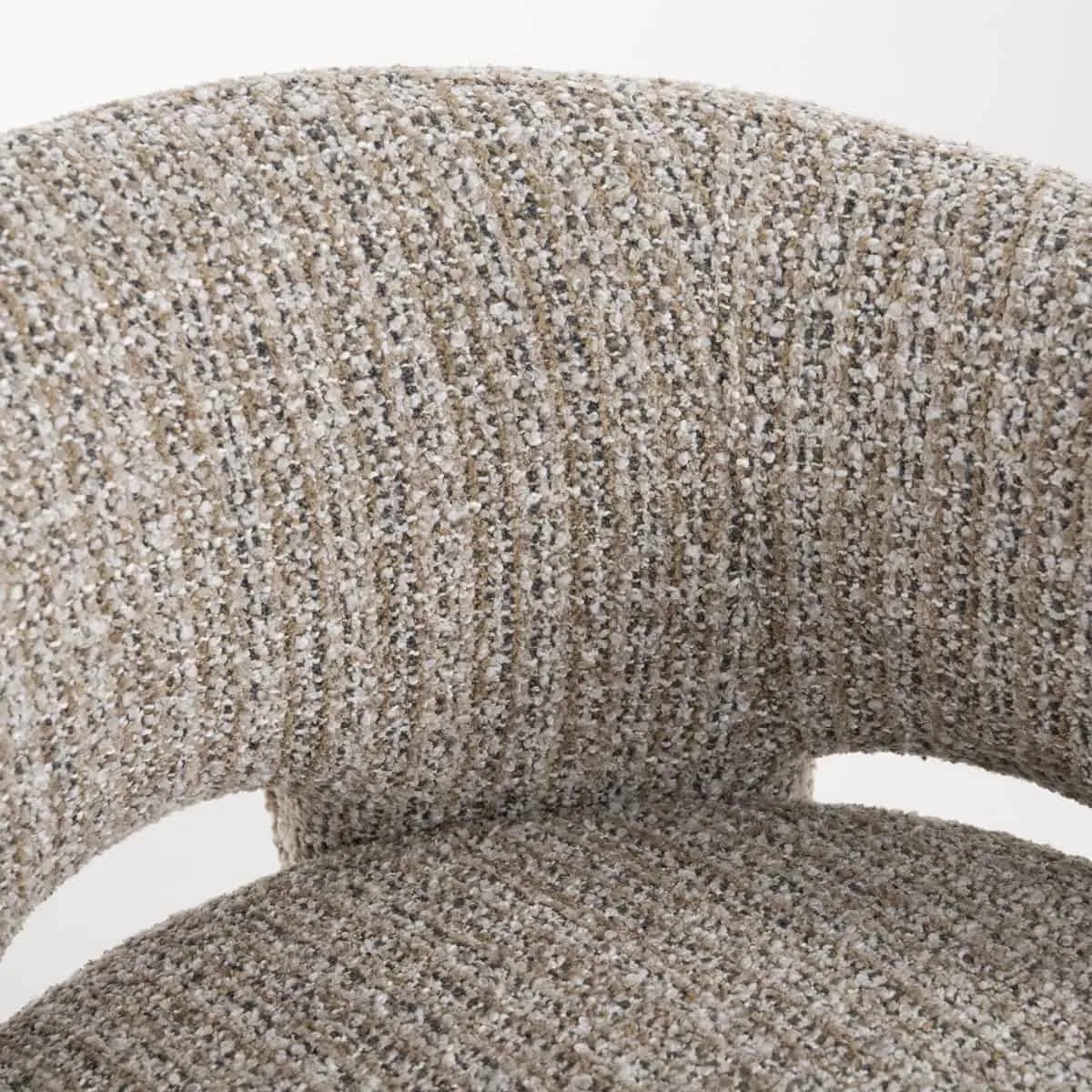 Detailaufnahme des Sessels Hamilton - Taupe Asti, mit einer Nahaufnahme des taupefarbenen Bouclé-Stoffes - Eleonora