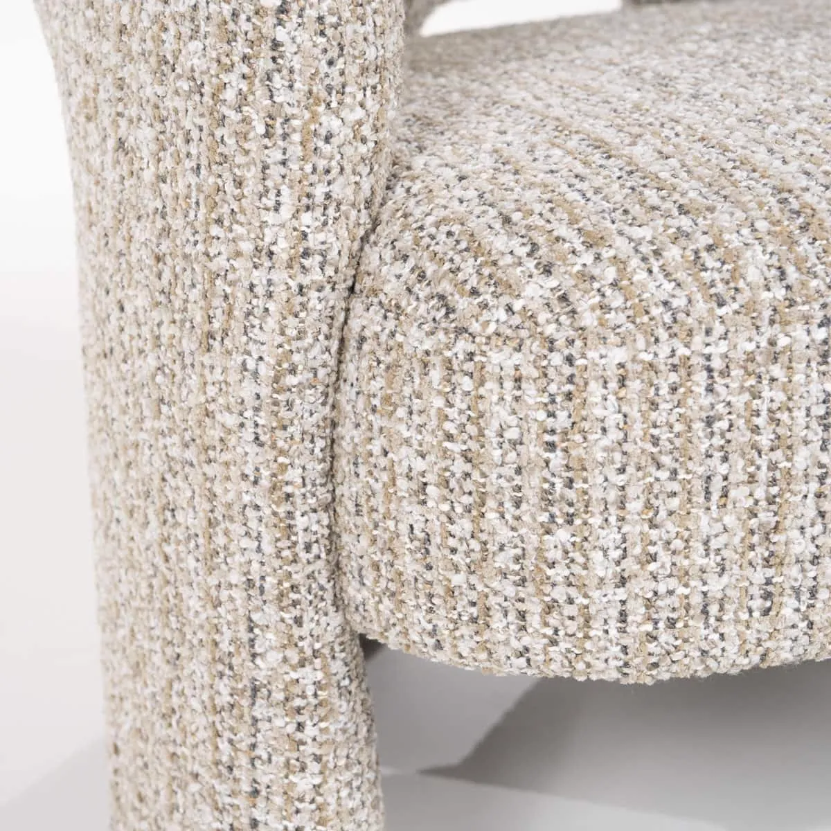 Detailaufnahme des Sessels Hamilton - Taupe Asti, mit Fokus auf die Stofftextur - Eleonora