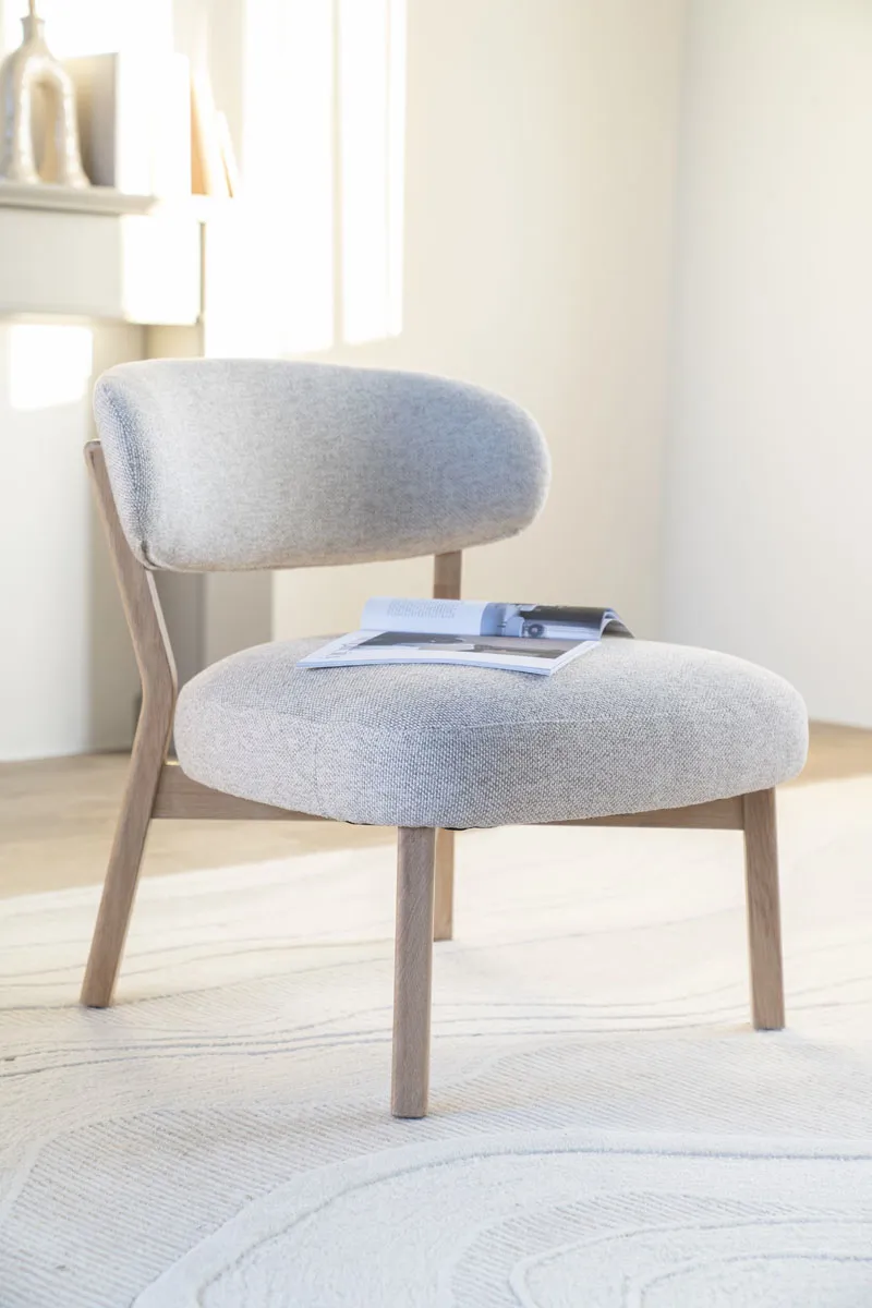Sessel Mikky Natur - Beige Moon in einem hellen Wohnzimmer mit einer Zeitschrift auf dem Sitz - Eleonora