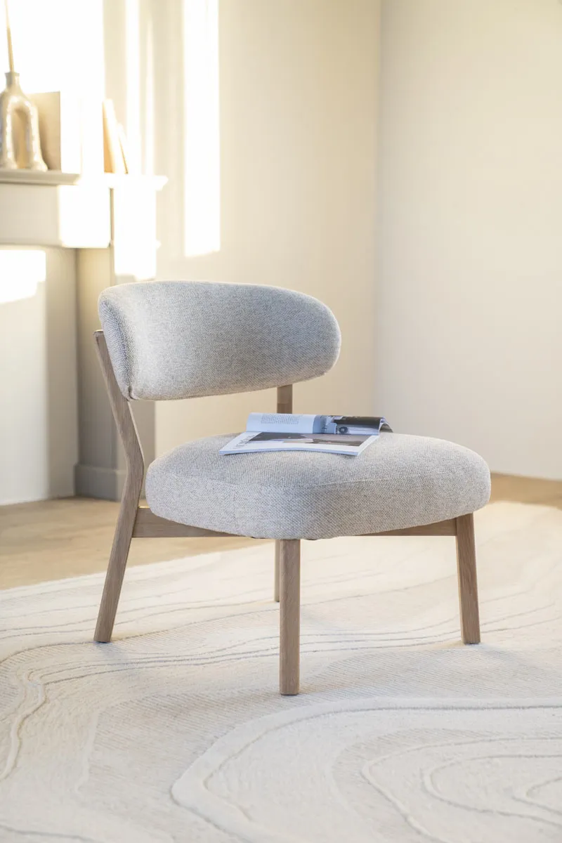 Sessel Mikky Natur - Beige Moon in einem hellen Wohnzimmer mit einer Zeitschrift auf dem Sitz - Eleonora