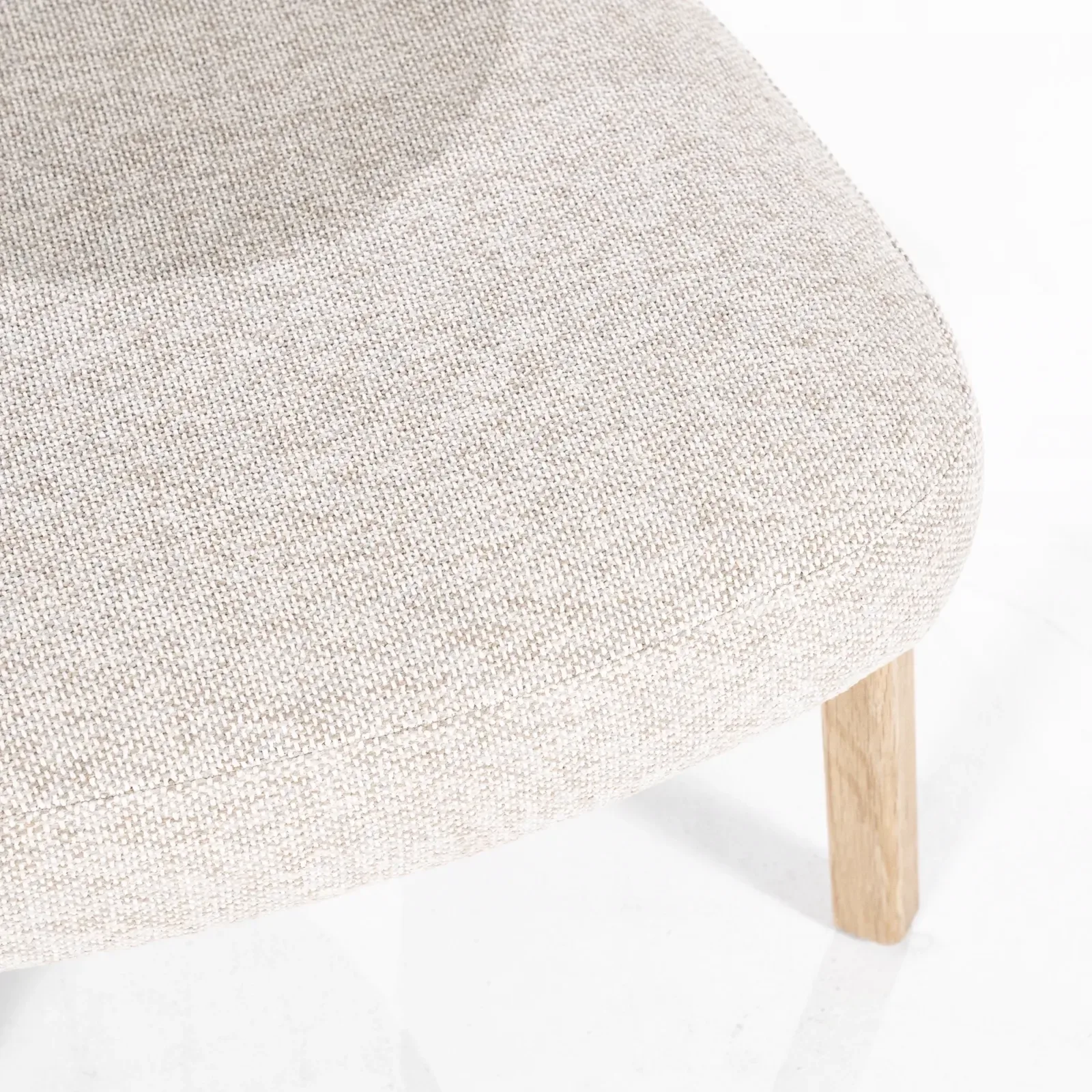 Detail des Sessels Mikky Natur - Beige Moon, mit Nahaufnahme des beigen Stoffes und einem Holzbein - Eleonora